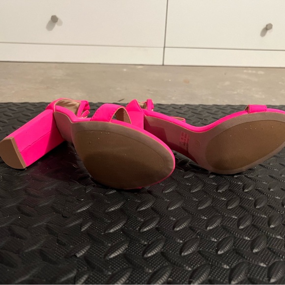 Pink strappy heeled sandal 9 - Picture 3 of 3